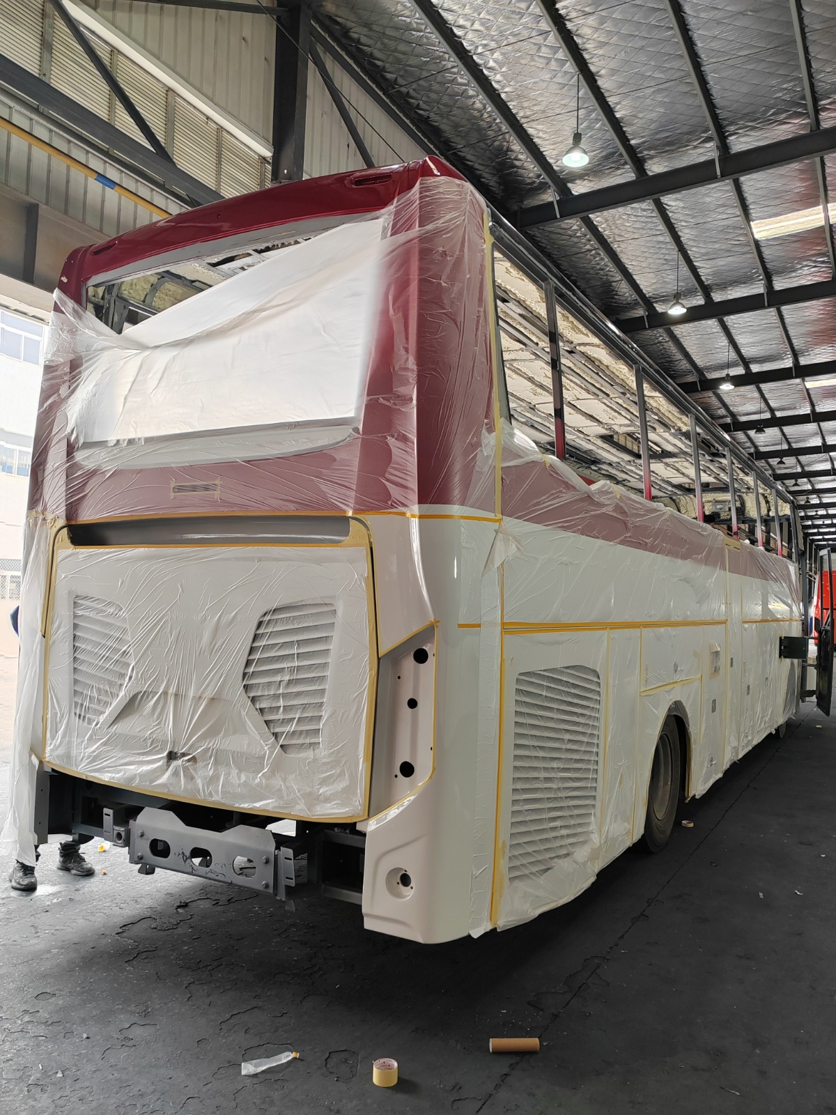 Passenger cabin — black_red_beige, 2+1 layout